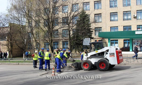 В Селидово начался ремонт дорог