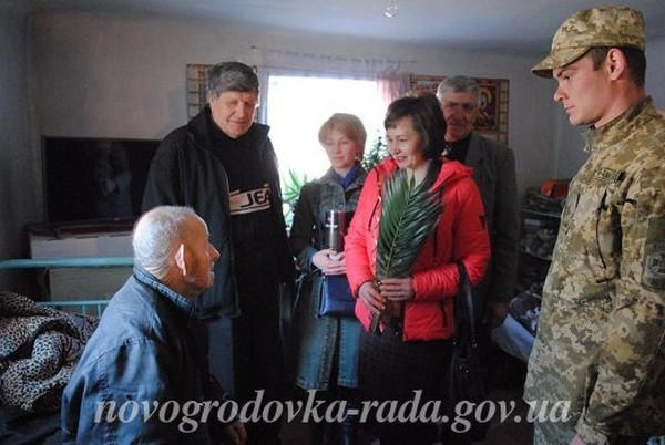 В Новогродовке ветерана Второй мировой войны поздравили с 94-летием