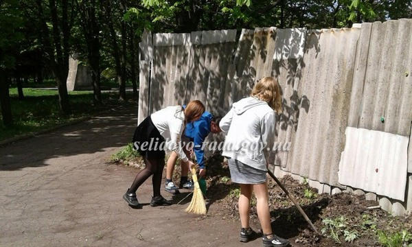 Селидовские школьники помогают навести порядок в городском парке