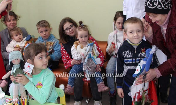 В Селидово посетителям амбулатории дарят подарки