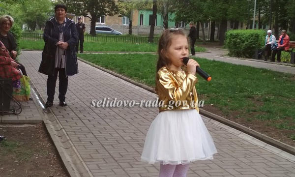 Жителям Селидово подарили красочный концерт