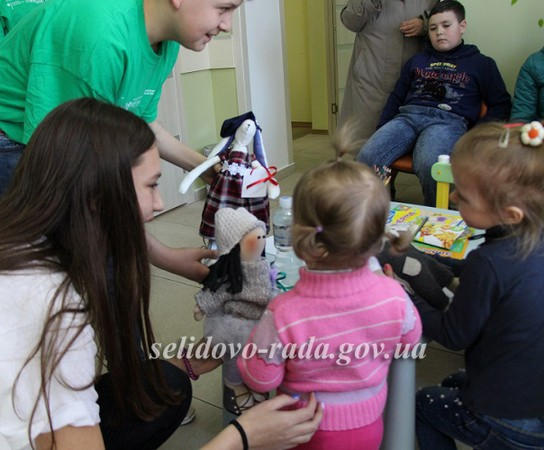 В Селидово посетителям амбулатории дарят подарки