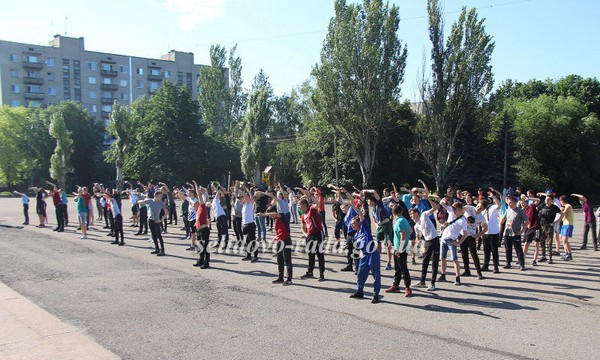 В Селидово около 150 студентов устроили зарядку на центральной площади города