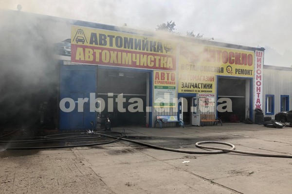 В Покровске вблизи автозаправочной станции загорелась СТО