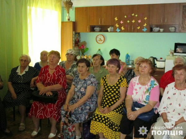 В Новогродовке полицейские учили пенсионеров, как не не стать жертвой мошенников