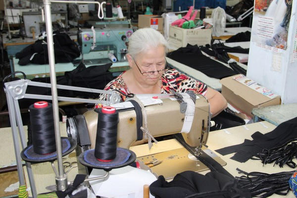 Швейная фабрика в Покровске шьет для французов, но не от хорошей жизни