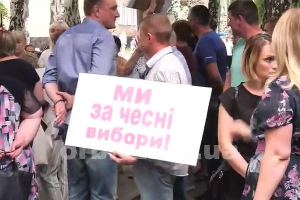 Митинг, шины и спецназ - в Покровске продолжается подсчет голосов избирателей