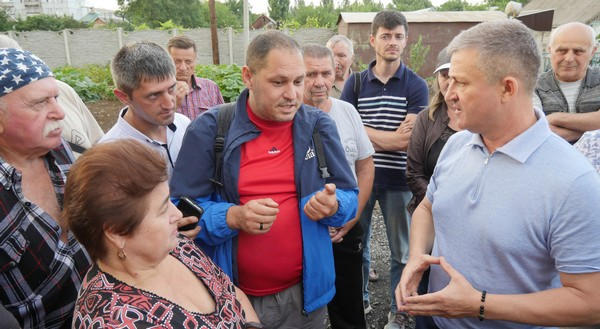 Земельный скандал в Курахово: мэр заверил, что садоводы смогут приватизировать свои участки, но только через полгода