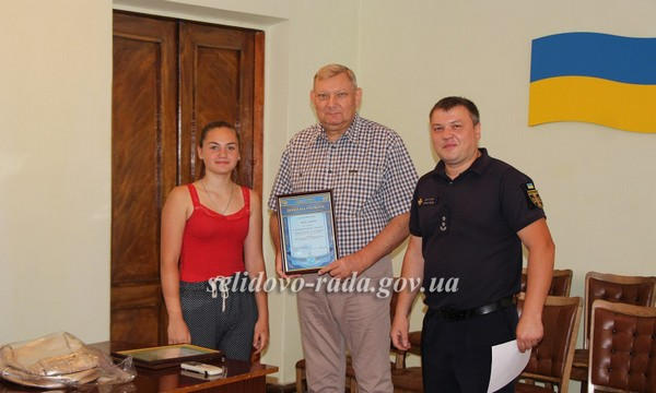 Мэр Селидово наградил победительницу Всеукраинского конкурса из Украинска