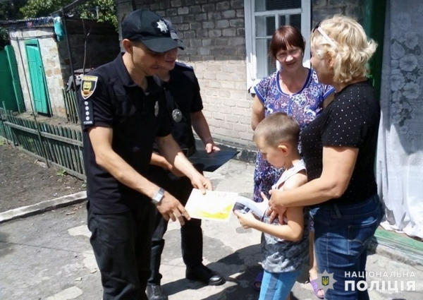 Полицейские вручили Сертификаты школьникам из Селидово и Горняка