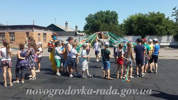 Школьникам Новогродовки устроили увлекательный летний отдых