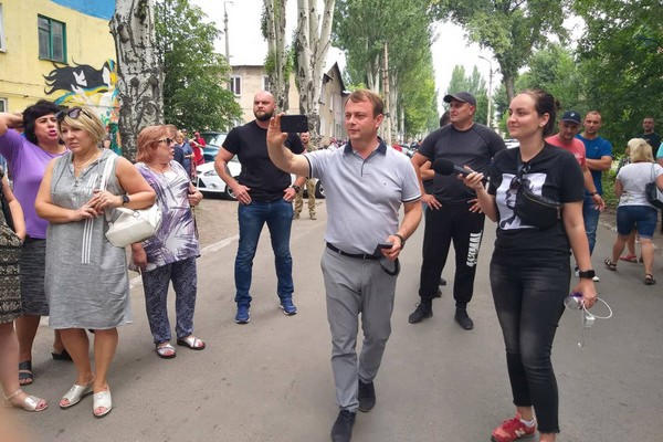 Митинг, шины и спецназ - в Покровске продолжается подсчет голосов избирателей