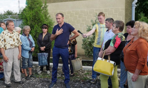 Земельный скандал в Курахово: мэр заверил, что садоводы смогут приватизировать свои участки, но только через полгода