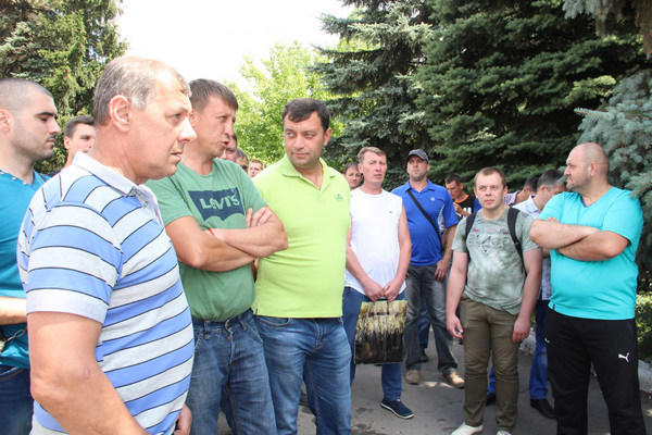 На акции протеста в Селидово горняки приняли решение остановить работу всех шахт ГП «Селидовуголь»