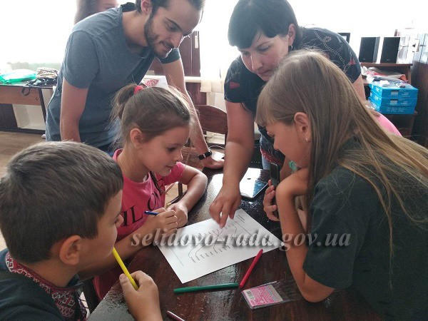 Волонтер из Австрии учит селидовских школьников английскому языку