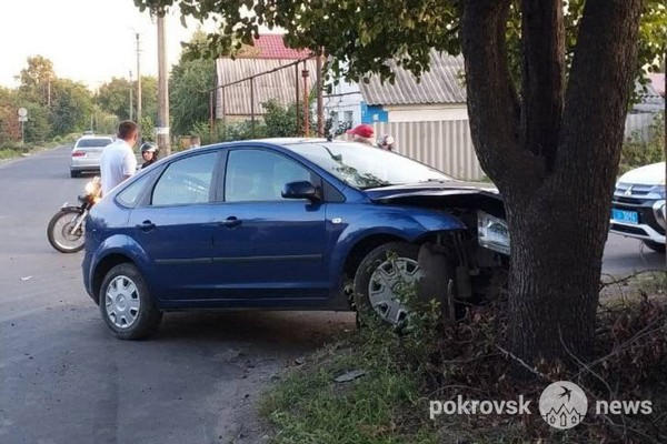В Покровске после столкновения двух автомобилей один из них врезался в дерево