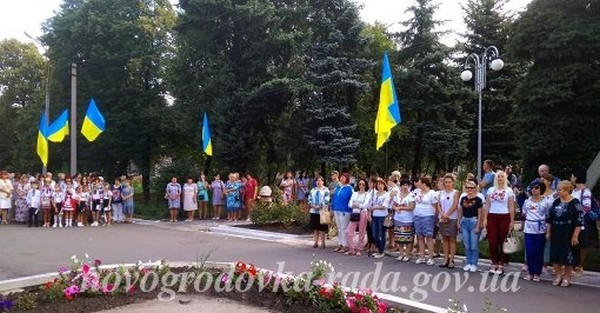 В Новогродовке торжественно подняли флаг Украины