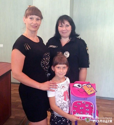 В Селидово дети полицейских пойдут в школу с новыми рюкзаками
