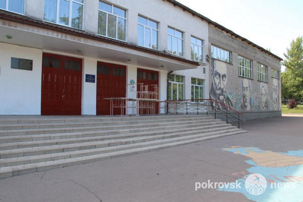 Неизвестные устроили ночной погром в одной из школ Покровска