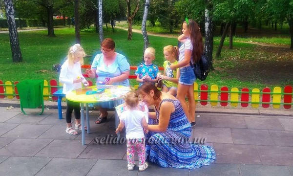 В Селидово для детей организовали книжную поляну