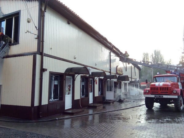 Спасатели более двух часов тушили горящий спортивно-оздоровительный комплекс в Селидово