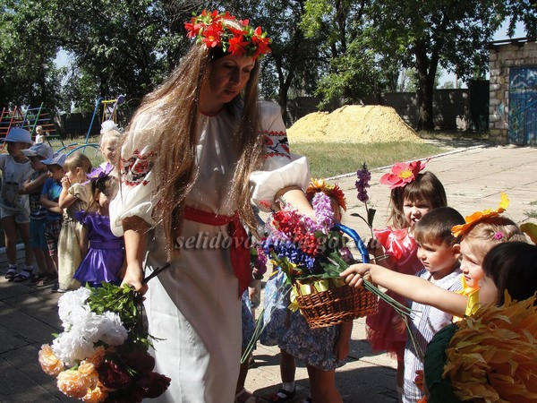 В Кураховке для детей устроили праздник цветов