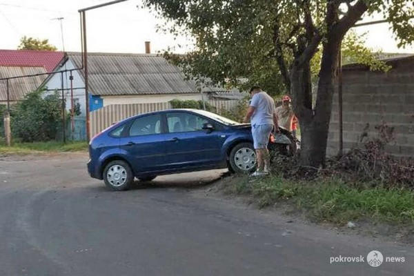 В Покровске после столкновения двух автомобилей один из них врезался в дерево