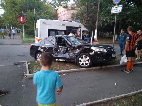 В оккупированном Донецке не разминулись пожарный автомобиль и легковушка