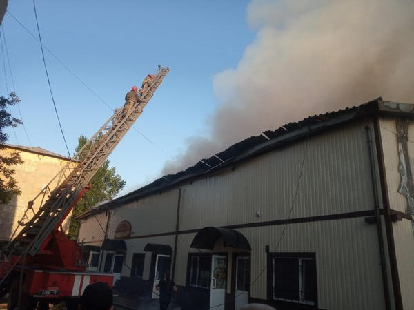 Спасатели более двух часов тушили горящий спортивно-оздоровительный комплекс в Селидово
