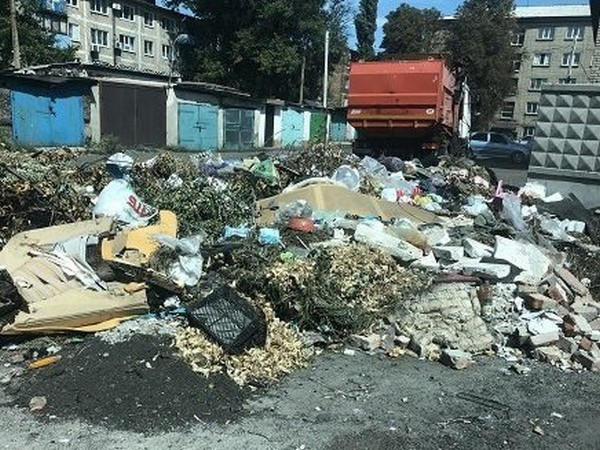 Жители Новогродовки превращают город в огромную мусорную свалку