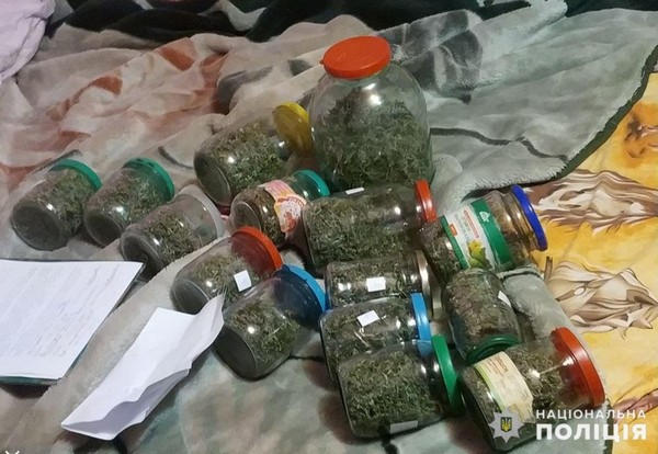 Житель Новогродовки хранил дома 16 банок с наркотиками