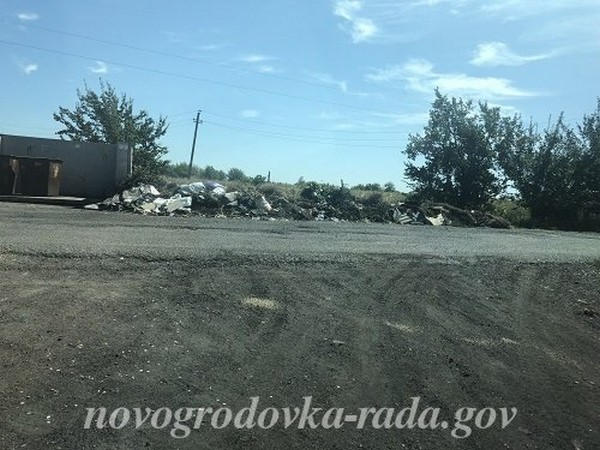 Жители Новогродовки превращают город в огромную мусорную свалку