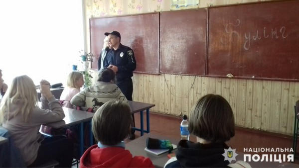 В Украинске полицейские учат школьников противостоять буллингу