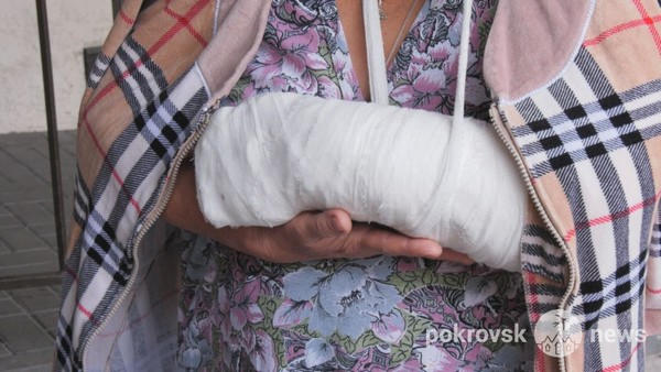 После нападения стаи собак жительница Покровска оказалась в травматологии