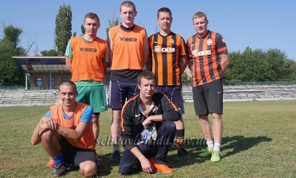 В Украинске шахтеры и школьники померялись силами на футбольном поле