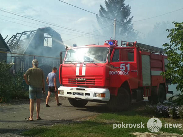 В Покровске в результате пожара дом остался без крыши