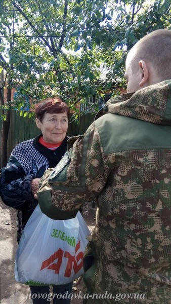 Бойцы «Правого сектора» оказывают помощь жителям Новогродовки