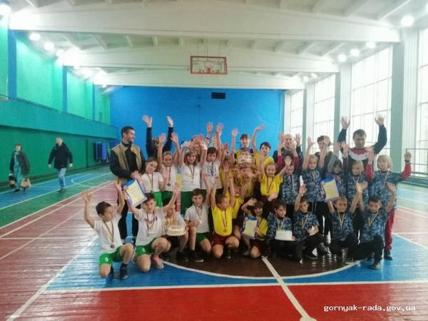 Горняцкие школьники продолжают свое победное шествие по этапам соревнований «Веселые старты»