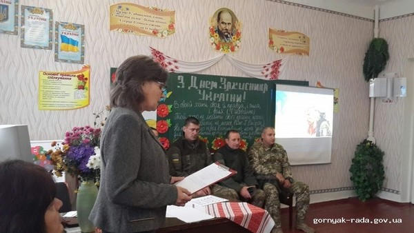 Военнослужащие рассказали горняцким школьникам о нелегких военных буднях