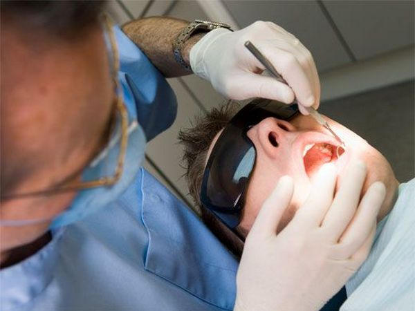 От чего зависит стоимость протезирования зубов