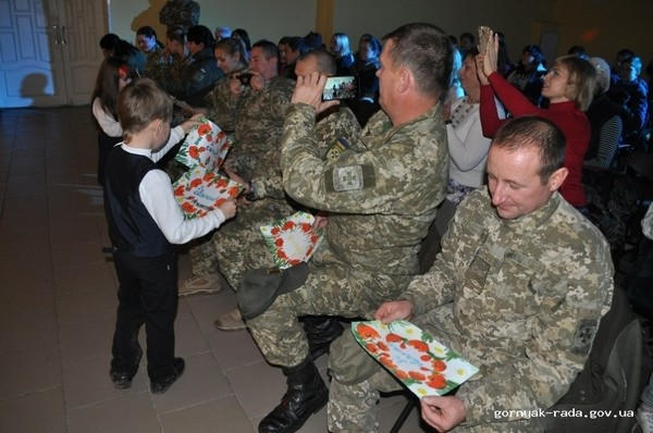 В Горняке военнослужащих торжественно поздравили с Днем защитника Украины