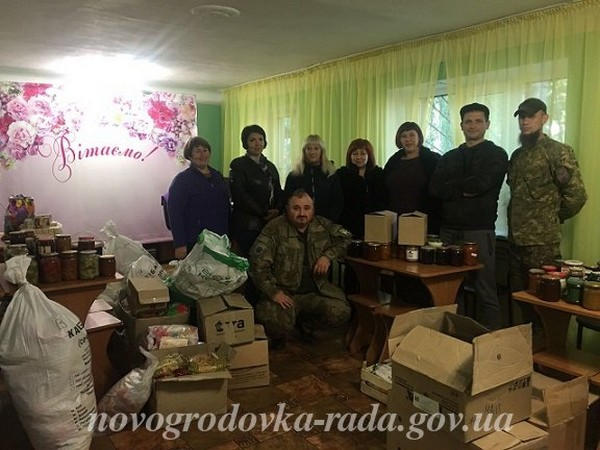 Бойцы «Правого сектора» оказывают помощь жителям Новогродовки