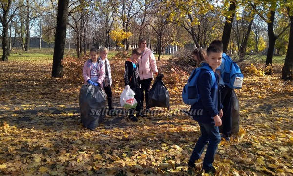 Благодаря гимназистам городской парк Селидово стал значительно чище