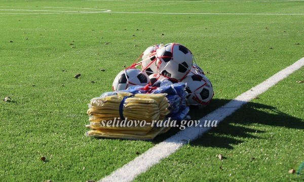 В Селидово торжественно открыли новую современную футбольную площадку