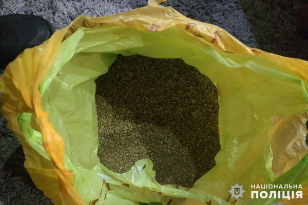 Стали известны подробности обыска у жителя Украинска, во время которого изъяли 4 килограмма наркотиков