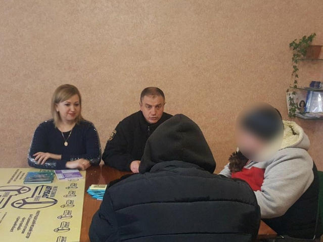 В Новогродовке полицейские проводят профилактическую работу с молодежью перед каникулами