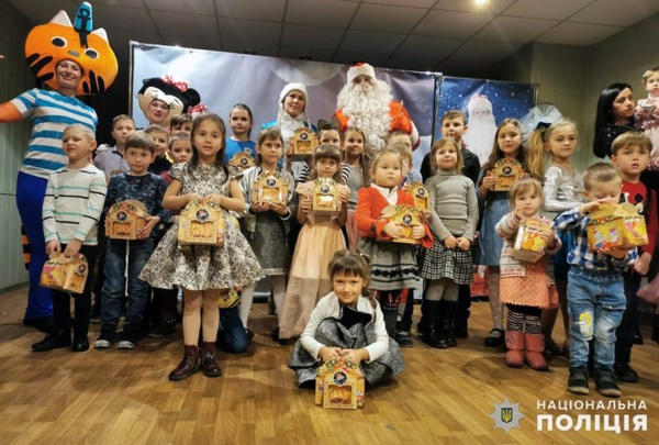 Селидовские полицейский устроили для детей яркий новогодний праздник