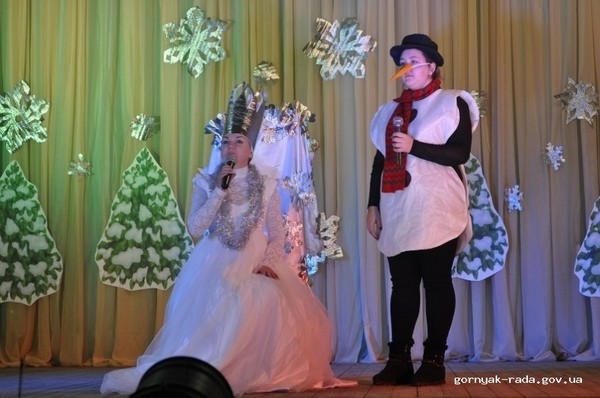 В Горняке и Кураховке к детям пришла в гости «Снежная королева»