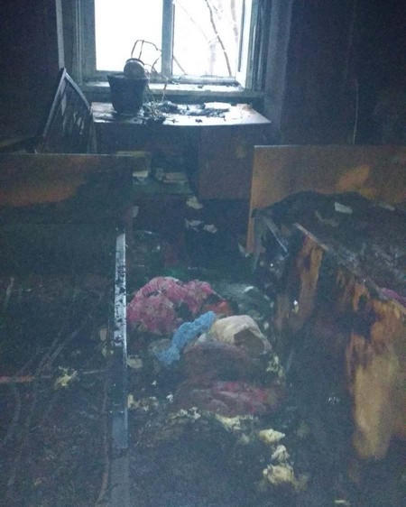 В Новогродовке спасатели вынесли из горящей квартиры двух человек