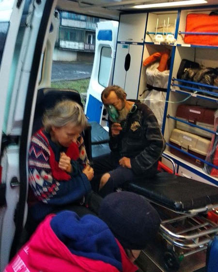 В Новогродовке спасатели вынесли из горящей квартиры двух человек